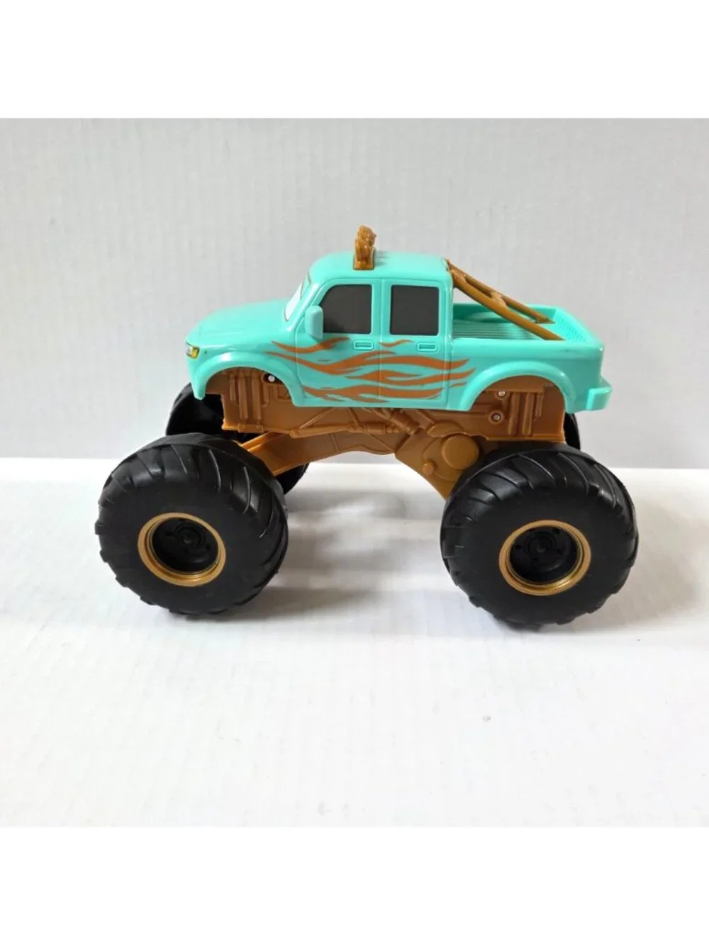 Disney Pixar Cars On The Road Circus Stunt Ivy Jumping Monster Truck